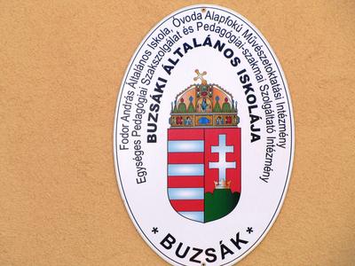 Buzs?k, 2012. m?jus 6.A buzs?ki ?ltal?nos iskola t?bl?ja.-stock-foto