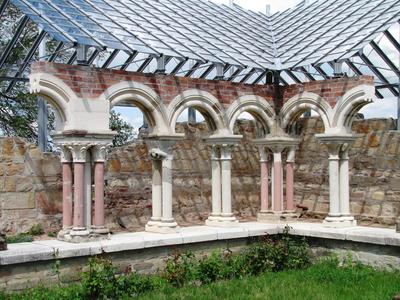 Somogyv?r, 2012. m?jus 6.Az egykori benc?s ap?ts?g kereng?j?nek r?szlete Somogyv?r-Kupav?r  t?rt?nelmi eml?khelyen. Itt ?llt egykoron Kopp?ny vez?r f?ldv?ra, melynek hely?n Szent Istv?n kir?ly templomot ?p?ttetett. Szent L?szl? kir?ly 1091-ben benc?s ap?ts?got alap?tott, melynek romjai ma is l?that?ak. A XIII. sz?zadban kultikus ?s kultur?lis k?zpontt? v?lt. Az eml?kpark 1991-ben ny?lt. Pusztaszer ?s Moh?cs ut?n nemzet?nk harmadik t?rt?nelmi eml?khelye.-stock-foto