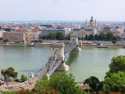 The Chain Bridge spanning the Danube and the Saint Stephen's Basilica on the Pest side - Budapest-stock-foto