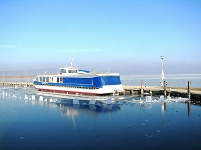 Ag?rd, 2009. janu?r 9.A befagyott Velencei-t? Ag?rdn?l. A Nadap haj? j?gketrecben.-stock-foto