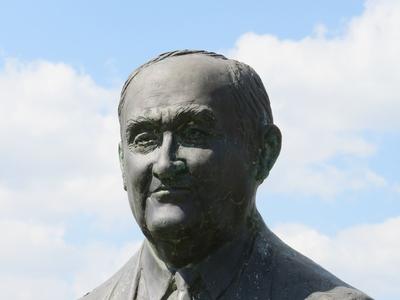 Velence (Hungary), 23 August 2017Bust of the renowned developer of Velence Lake, DFr. Springer Ferenc.Dr. Springer Ferenc (1921-2003), a Velencei-t? neves fejleszt?j?nek mellszobra az ag?rdi kik?t?n?l. Domonkos B?la 2011-ben k?sz?lt alkot?sa.-stock-foto