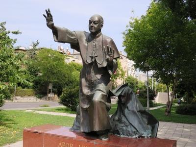 Budapest, 24 August 2017Statue of Martyr Bishop, Apor Vilmos.Apor Vilmos (1892-1945) v?rtan? p?sp?k szobra a f?v?ros r?la elnevezett XII. ker?leti ter?n. Marton L?szl? szobr?szm?v?sz 1997-ben k?sz?lt alkot?sa.-stock-foto