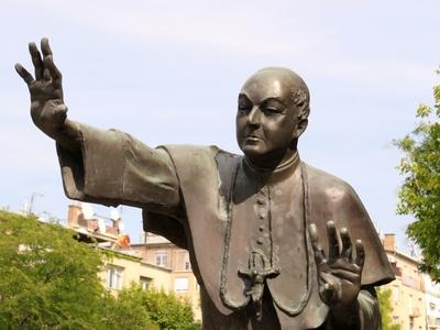 Budapest, 24 August 2017Statue of Martyr Bishop, Apor Vilmos.Apor Vilmos (1892-1945) v?rtan? p?sp?k szobra a f?v?ros r?la elnevezett XII. ker?leti ter?n. Marton L?szl? szobr?szm?v?sz 1997-ben k?sz?lt alkot?sa.-stock-foto