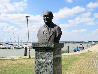 Velence (Hungary), 23 August 2017Bust of the renowned developer of Velence Lake, DFr. Springer Ferenc.Dr. Springer Ferenc (1921-2003), a Velencei-t? neves fejleszt?j?nek mellszobra az ag?rdi kik?t?n?l. Domonkos B?la 2011-ben k?sz?lt alkot?sa.-stock-foto