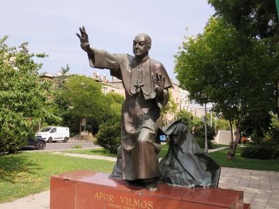 Budapest, 24 August 2017Statue of Martyr Bishop, Apor Vilmos.Apor Vilmos (1892-1945) v?rtan? p?sp?k szobra a f?v?ros r?la elnevezett XII. ker?leti ter?n. Marton L?szl? szobr?szm?v?sz 1997-ben k?sz?lt alkot?sa.-stock-foto