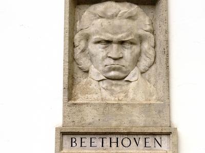 Martonv?s?r, 30 April 2017Beethoven relief on the wall of Brunszvik Castle. Beethoven-domborm? a Brunszvik kast?ly fal?n. Br?m Ferenc 1957-ben k?sz?lt alkot?sa.-stock-foto