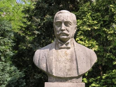 Martonv?s?r, 30 April 2017Bust of agricultural researcher and writer, Cserh?ti S?ndor in the park of Brunszvik castel.Cserh?ti S?ndor (1852-1909) agr?rkutat?, mez?gazdas?gi szak?r? mellszobra a Brunszvik kast?ly parkj?ban. S?v?ry J?nos 1965-ben k?sz?lt alkot?sa.-stock-foto