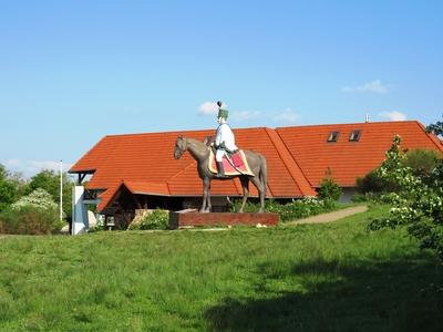 P?kozd, 30 April 2017Rider hussar statue  in the P?kozd military memorial park.Husz?r lovasszobor  a p?kozdi katonai eml?kparkban.-stock-foto
