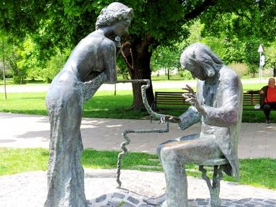 Martonv?s?r, 30 April 2017Statue of Beethoven and the Immortal Darling.Beethoven ?s a Halhatatlan Kedves c. szobor Martonv?s?rhelyen. Nagy J?nos 2015-ben k?sz?lt alkot?sa.-stock-foto
