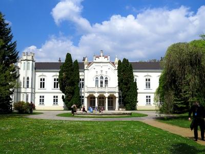 Martonv?s?r, 30 April 2017The  Brunszvik castle built in baroque-neogothic style in 1785. Beethoven here has completed his Appassionata in 1806.A Brunszvik kast?ly. barokk-neog?t st?lusban ?p?lt 1785-ben. Beethoven itt fejezte be Apassionata m?v?t 1806-ban.-stock-foto