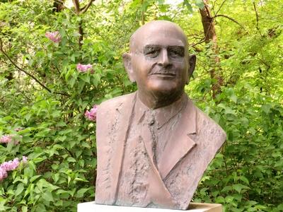 Martonv?s?r, 30 April 2017Bust of agricultural researcher, first manifacturer of hybrid corn, dr. Pap Endre in the park of Brunszvik castel.Dr. Pap Endre (1896?1991) agr?rkutat?, az els? hibrid kukorica el??ll?t?j?nak mellszobra a Brunszvik kast?ly parkj?ban. Bal?s Eszteer 1996-ban k?sz?lt alkot?sa.-stock-foto