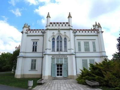 Martonv?s?r, 30 April 2017The Beethoven Museum of the Brunszvik castle built in baroque-neogothic style in 1785. Beethoven here has completed his Appassionata in 1806.A Beethoven m?zeum a Brunszvik kast?lyban. A kast?ly barokk-neog?t st?lusban ?p?lt 1785-ben. Beethoven itt fejezte be Apassionata m?v?t 1806-ban.-stock-foto