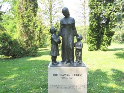 Martonv?s?r, 30 April 2017Statue of Brunszvik Ter?z in the park of Brunszvik castle.Brunszvik Ter?z (1775-1861) szobra a Brunszvik kast?ly parkj?ban. R. T?rley M?ria 2002-ben k?sz?lt alkot?sa.-stock-foto