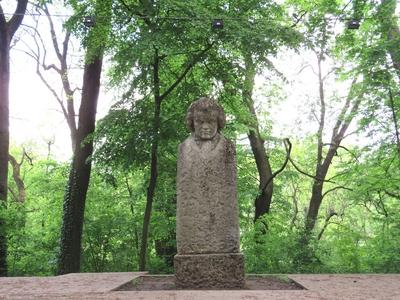Martonv?s?r, 30 April 2017Statue of Beethoven in the park of Brunszvik Castle. Beethoven szobra a Brunszvik kast?ly parkj?ban.P?sztor J?nos 1927-ben k?sz?lt alkot?sa.-stock-foto