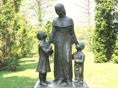 Martonv?s?r, 30 April 2017Statue of Brunszvik Ter?z in the park of Brunszvik castle.Brunszvik Ter?z (1775-1861) szobra a Brunszvik kast?ly parkj?ban. R. T?rley M?ria 2002-ben k?sz?lt alkot?sa.-stock-foto