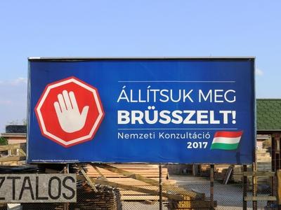 K?poln?sny?k, 30 April 2017Stop Brussels writing poster. A slogan of the hungarian government.?ll?tsuk meg Br?sszelt! felirat? plak?t. A magyar korm?ny politikai jelszava.-stock-foto