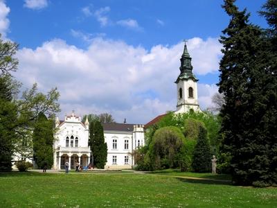 Martonv?s?r, 30 April 2017The St. Anna Church and the Brunszvik castle built in baroque-neogothic style in 1785. Beethoven here has completed his Appassionata in 1806.A Szent Anna templom ?s a Brunszvik kast?ly. barokk-neog?t st?lusban ?p?lt 1785-ben. Beethoven itt fejezte be Apassionata m?v?t 1806-ban.-stock-foto