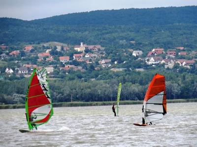 Surfers bon Velence Lake - Hungary - Sport-stock-foto