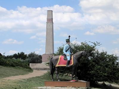 P?kozd, 2015. j?nius 26.A p?kozdi csata eml?k?re ?ll?tott obeliszk, ?s 1848-as magyar husz?r szobra az eml?km? t?v?ben.   (A szobor gipszkartonb?l k?sz?lt.)-stock-foto