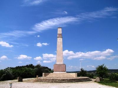 P?kozd, 2015. j?nius 26.A p?kozdi eml?km?. 1951-ben l?tes?lt a Jellasics serege ellen gy?zelemmel megv?vott 1848. szeptember 29-i p?kozdi csata eml?k?re. A csata napj?t a Magyar Honv?ds?g megalakul?s?nak napj?v? nyilv?n?tott?k.-stock-foto