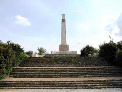 P?kozd, 2008. augusztus 28.Az 1848-as p?kozdi csata eml?k?re ?ll?tott obeliszk a Velencei-t? partj?n fekv? M?szeg-hegyen. A magyar honv?ds?g megalakul?s?t is id?zi.-stock-foto