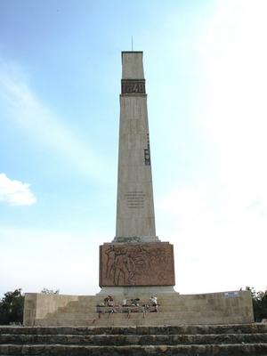 P?kozd, 2008. augusztus 28.A p?kozdi csata eml?k?re ?ll?tott obeliszk a Velencei-t? partj?n fekv? M?szag-hegyen, a magyar honv?ds?g megalakul?s?t id?zi.-stock-foto