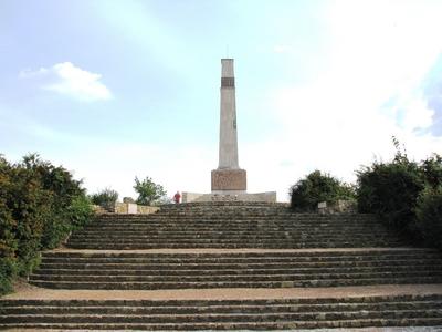 P?kozd, 2008. augusztus 28.Az 1848-as p?kozdi csata eml?k?re ?ll?tott obeliszk a Velencei-t? partj?n fekv? M?szeg-hegyen. A magyar honv?ds?g megsz?let?s?t id?zi.-stock-foto