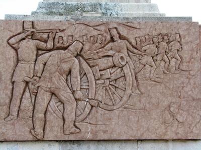 P?kozd, 2008. augusztus 28.Az 1848-as p?kozdi csata eml?k?re ?ll?tott obeliszk talapzat?t d?sz?t? dimborm?.-stock-foto