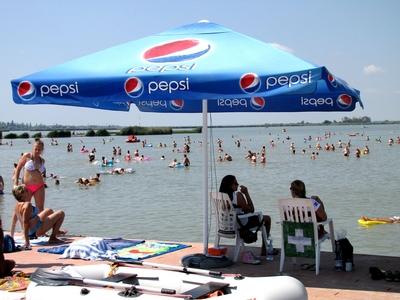 Velence, 2014. augusztus 9.Strandol?k ?s f?rd?z?k a Velencei-t?n?l, a Velence Korz? elnevez?s? ?j partszakaszon, melyet 2014 nyar?n nyitottak meg.-stock-foto