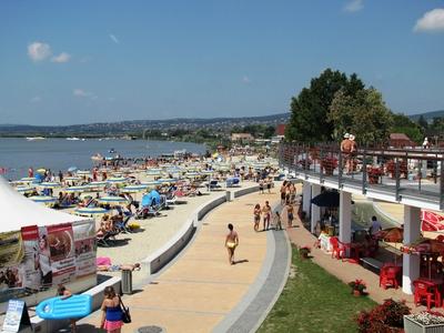 Velence, 2014. augusztus 9.Strandol?k a Velencei-t?n?l, a Velence Korz? elnevez?s? ?j partszakaszon, melyet 2014 nyar?n adtak ?t a k?z?ns?gnek.-stock-foto