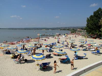 Velence, 2014. augusztus 9.Strandol?k ?s f?rd?z?k a Velencei-t?n?l, a Velence Korz? elnevez?s? ?j partszakaszon, melyet 2014 nyar?n adtak ?t a k?z?ns?gnek.-stock-foto