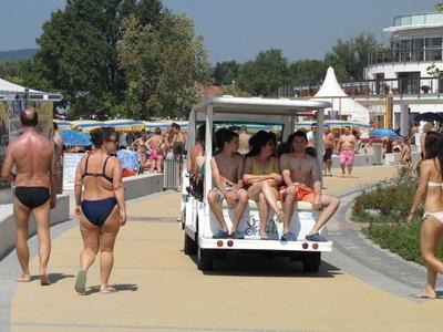 Velence, 2014. augusztus 9.Mikrobusszal utaz? strandol?k F?rd?z?k a Velencei-t?n?l, a Velence Korz? nev? ?j partszakaszon.-stock-foto