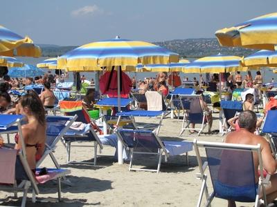 Velence, 2014. augusztus 9.Strandol?k a Velencei-t? partj?n, a k?z?ns?g el?tt ?jonnan magnyitott Velencei Korz? nev? partszakaszon.-stock-foto