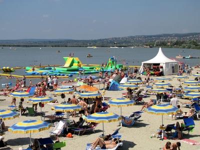 Velence, 2014. augusztus 9.Strandol?k ?s f?rd?z?k a Velencei-t?n?l, a Velence Korz? elnevez?s? ?j partszakaszon, melyet 2014 nyar?n adtak ?t a k?z?ns?gnek.-stock-foto