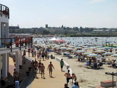 Velence, 2014. augusztus 9.Strandol?k ?s f?rd?z?k a Velencei-t?n?l, a Velence Korz? elnevez?s? ?j partszakaszon, melyet 2014 nyar?n adtak ?t a k?z?ns?gnek.-stock-foto