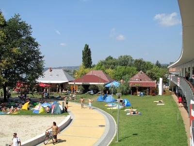 Velence, 2014. augusztus 9.Strandol?k ?s b?f?k a Velencei-t?n?l, a Velence Korz? elnevez?s? ?j partszakaszon, melyet 2014 nyar?n adtak ?t a k?z?ns?gnek.-stock-foto