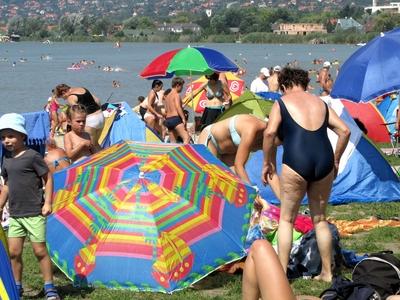 Velence, 2014. augusztus 9.Strandol? gyerekek ?s feln?ttek a Velencei-t? partj?n, a k?z?ns?g el?tt ?jonnan magnyitott Velencei Korz? nev? partszakaszon.-stock-foto