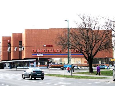 Store - City view - Dunaújváros - Hungary-stock-foto