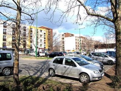 Duna?jv?ros, 2009. m?rcius 22.Duna?jv?rosi lak?h?zak ?s parkol?k a D?zsa Gy?rgy ?ton.-stock-foto