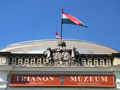 V?rpalota, 2015. szeptember 22.A Trianon m?zeum felirata a Zichy kast?ly ?p?let?nek homlokzat?n.-stock-foto