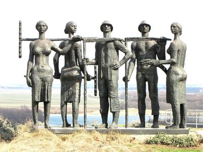 Reapers' statue - Dunaújváros - Hungary - Danube-stock-foto