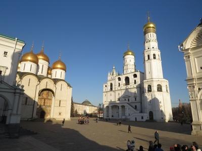 D?m t?r - Kreml Nagy Iv?n harangrorony ?s Uszpenszkij sz?kesegyh?z-stock-foto