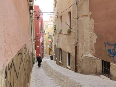 Alley in the old town of Cagliari - Sardinia - Italy-stock-foto