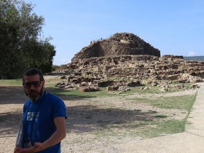 Barumini - A tour guide presents the history of the Nuraghi fortress 1500-500 BC - Sardinia - Italy-stock-foto
