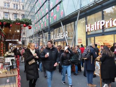Tourists at the Budapest downtown traditional Christmas market-stock-foto