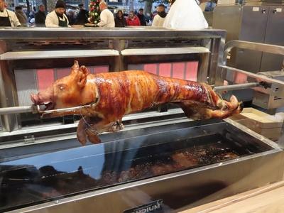 Piglet on a spit - Winter fair - Budapest - Tradition-stock-foto