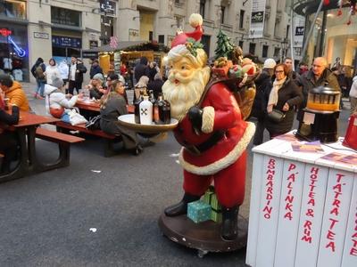 Santa Claus figure - Chirstmas market - Budapest - Tradition-stock-foto