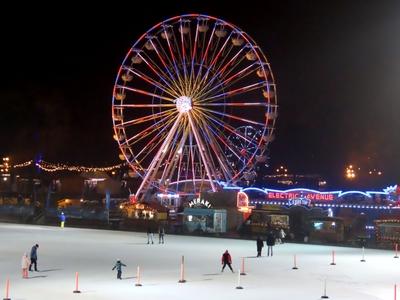 Budapest - City Park skating rink with an illuminated Ferris wheel-stock-foto