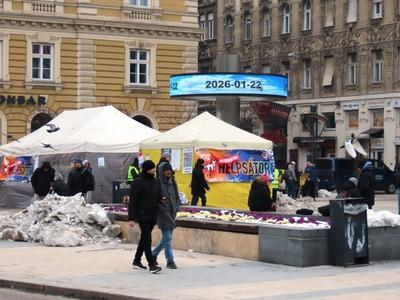Help tent in the Hatsch winter providing warmth - Budapest - People in need-stock-foto