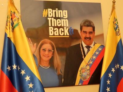 Picture depicting Nicolás Maduro and his wife Cilia Flores - Budapest - Embassy of Venezuela-stock-foto
